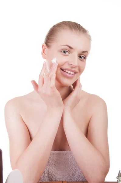 Hermosa chica disfruta de crema facial — Foto de Stock