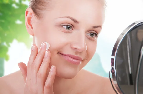 Beautiful girl enjoys cream facial — Stock Photo, Image