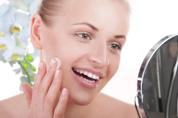 Beautiful girl enjoys cream facial — Stock Photo, Image