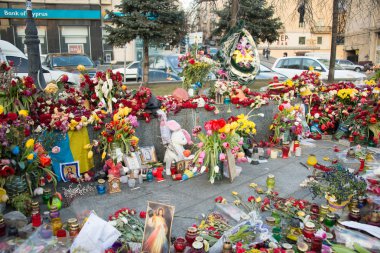 çiçekler üzerinde öldürülen euromaidan anısına. Ukraynalı protestolar 2014