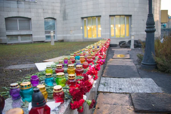 Flores en memoria de asesinado en Euromaidán. Protestas ucranianas 2014 —  Fotos de Stock
