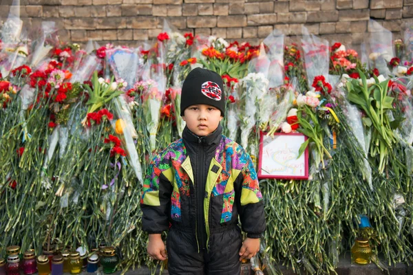 Flores en memoria de asesinado en Euromaidán. Protestas ucranianas 2014 — Foto de Stock