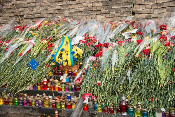 Bloemen ter nagedachtenis van de vermoorde op euromaidan. Oekraïense protesten 2014 — Stockfoto