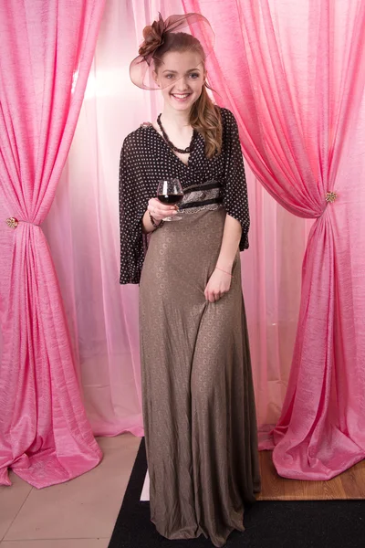 イブニング ドレスでパーティーで美しい女の子 — ストック写真