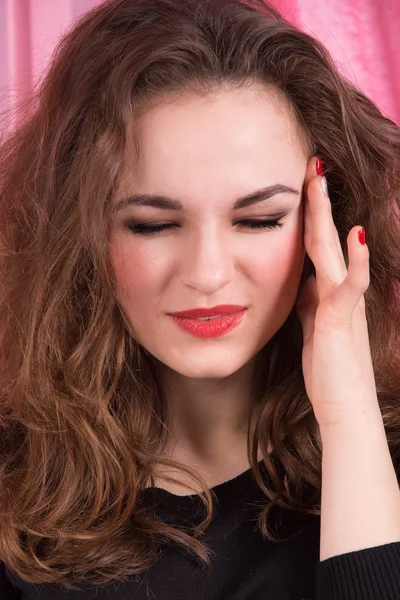 Mujer sosteniendo su cabeza con dolor — Foto de Stock