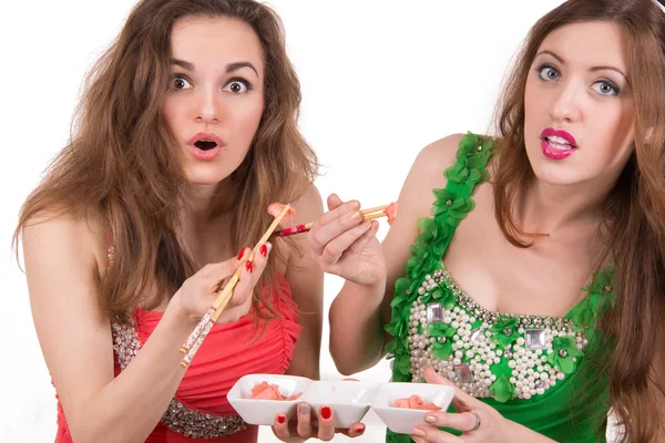 Flickor med ätpinnar äta sushi ingefära — Stockfoto