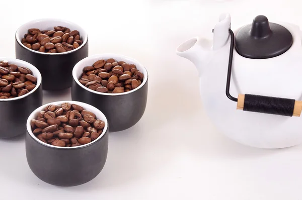 Tazza di caffè e teiera su bianco — Foto Stock