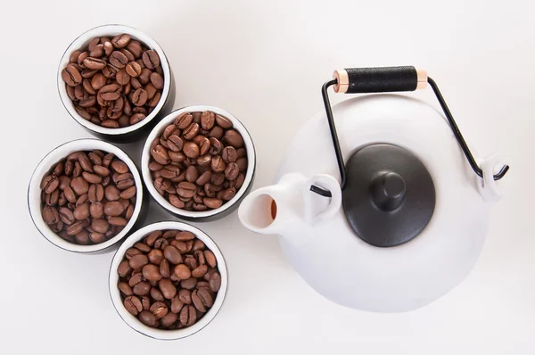 Чашка кофе и чайник на белом — стоковое фото