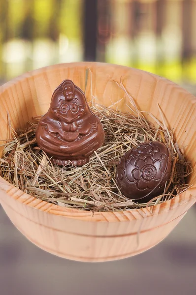 Chocolate chicken and the egg in the basket — Stock Photo, Image