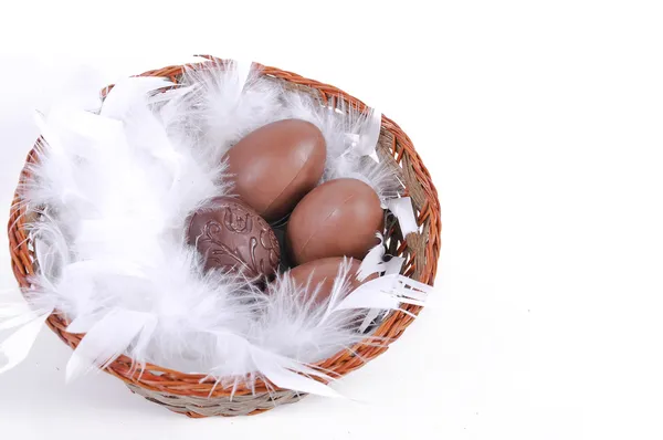 Uova di Pasqua colorate in un cestino — Foto Stock