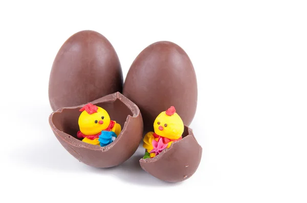 Шоколадные яйца и цыплят в них — стоковое фото