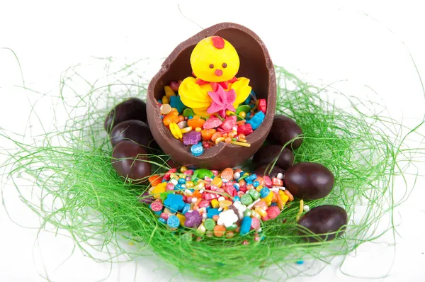 Huevos de Pascua chocolate con chica — Stockfoto