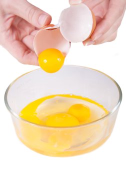 kırık yumurta tutan eller
