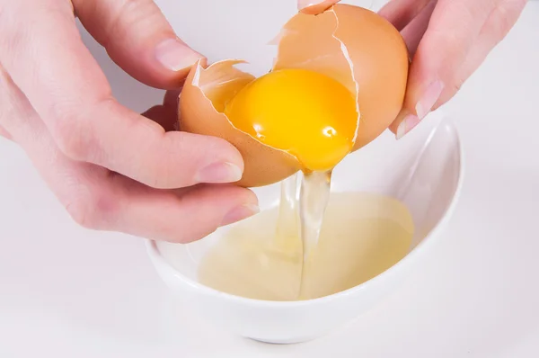 Руки держат разбитые яйца — стоковое фото