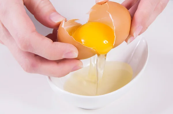 Hände mit zerbrochenen Eiern — Stockfoto