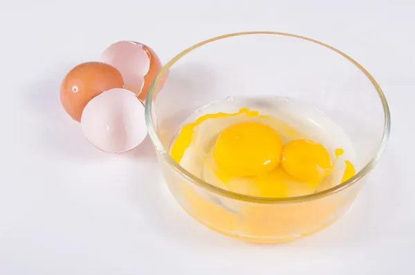 Руки держат яйца — стоковое фото
