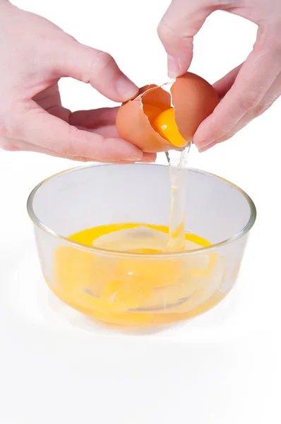 Mãos a segurar ovos partidos — Fotografia de Stock