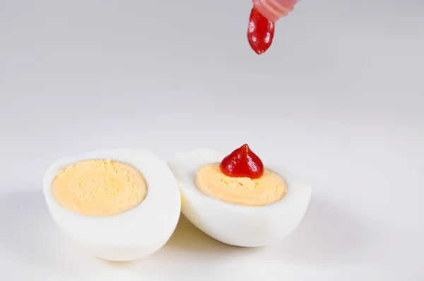Kokta ägg med ketchup — Stockfoto