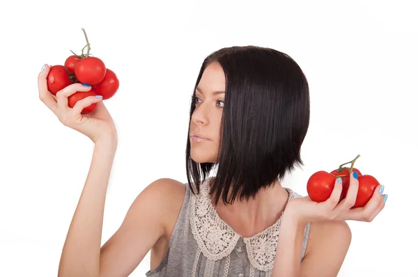 Chica sosteniendo tomates — Foto de Stock