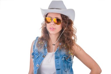 beyaz zemin üzerinde bir turist kız portresi