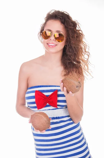 Porträt eines Sommermädchens mit Kokosnüssen auf weißem Hintergrund — Stockfoto