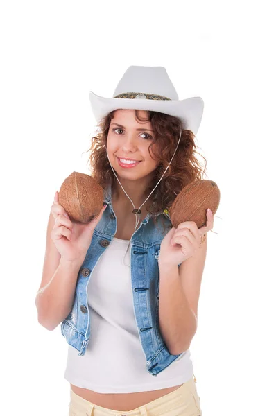 Ritratto di ragazza estiva con noci di cocco su sfondo bianco — Foto Stock