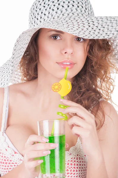 Портрет летней девушки с коктейлем на белом фоне — стоковое фото