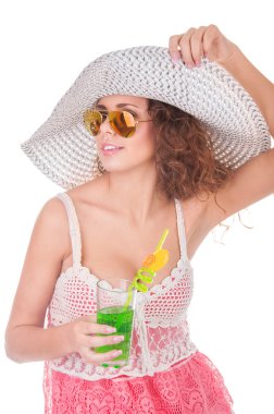 beyaz zemin üzerinde kokteyl ile yaz kız portre