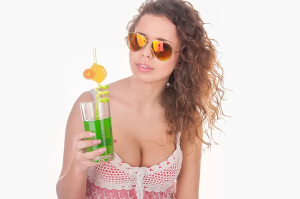 Portrait de fille d'été avec cocktail sur fond blanc — Photo