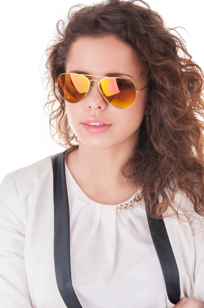 Jovem empresária atraente em óculos de sol brilhantes — Fotografia de Stock