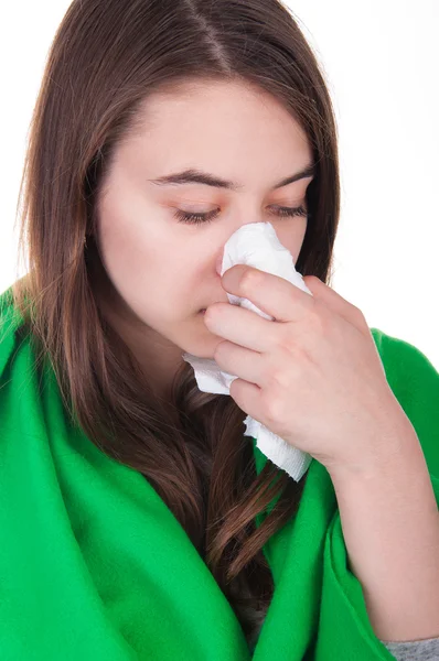 Chica enferma se sopla la nariz — Foto de Stock