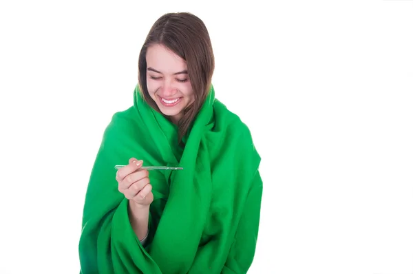 Donna malata coperta di coperta che tiene in mano un termometro — Foto Stock