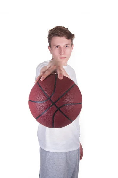 Anak muda memegang bola basket di tangannya — Stok Foto