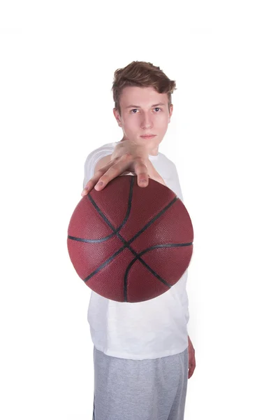 Jovem segurando um basquete em suas mãos — Fotografia de Stock