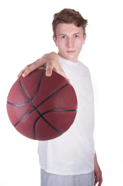 Jovem segurando um basquete em suas mãos — Fotografia de Stock