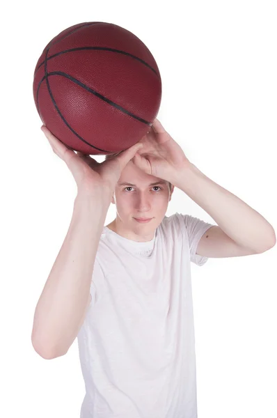 Genç adam bir basketbol onun elinde tutan — Stok fotoğraf