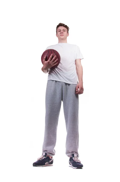 Joven sosteniendo una pelota de baloncesto en sus manos — Foto de Stock