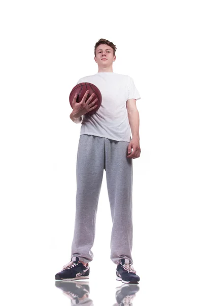 Jovem segurando um basquete em suas mãos — Fotografia de Stock