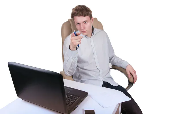 Homme utilisant un ordinateur — Photo