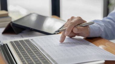 Asyalı işadamları grafikleri, mali istatistikleri ve özel ofislerdeki kurumsal getirileri, piyasa araştırma raporlarını ve gelir istatistiklerini, Mali ve Muhasebe kavramını analiz ediyorlar..