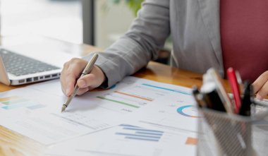 Asyalı iş kadınları grafikleri, mali istatistikleri ve özel ofislerdeki kurumsal getirileri, piyasa araştırma raporlarını ve gelir istatistiklerini, Mali ve Muhasebe kavramını analiz ediyorlar..