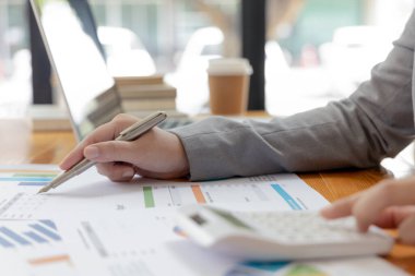 Asyalı iş kadınları grafikleri, mali istatistikleri ve özel ofislerdeki kurumsal getirileri, piyasa araştırma raporlarını ve gelir istatistiklerini, Mali ve Muhasebe kavramını analiz ediyorlar..