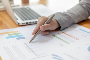 Asyalı iş kadınları grafikleri, mali istatistikleri ve özel ofislerdeki kurumsal getirileri, piyasa araştırma raporlarını ve gelir istatistiklerini, Mali ve Muhasebe kavramını analiz ediyorlar..