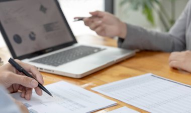 Beyin fırtınası ekibi, pazarlamacılar ve finans muhasebecileri müşteri ihtiyaçlarını karşılamak için stratejiler planlamak, grafikler ve dizüstü bilgisayarları kullanarak iş verilerini analiz etmek ve konsepti karşılamak için grafikleri tartışıyor ve analiz ediyorlar..