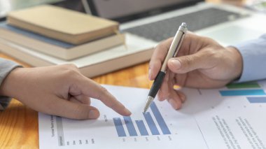 Beyin fırtınası ekibi, pazarlamacılar ve finans muhasebecileri müşteri ihtiyaçlarını karşılamak için stratejiler planlamak, iş verilerini, toplantıları veya iş danışmanlıklarını analiz etmek için grafikler kullanmak gibi konuları tartışıyorlar..