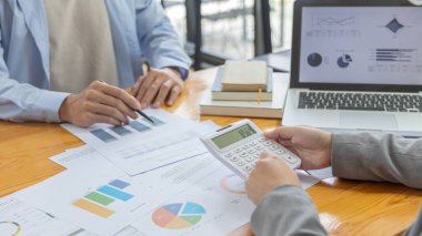 Beyin fırtınası ekibi, pazarlamacılar ve finans muhasebecileri müşteri ihtiyaçlarını karşılamak için stratejiler planlamak, iş verilerini, toplantıları veya iş danışmanlıklarını analiz etmek için grafikler kullanmak gibi konuları tartışıyorlar..