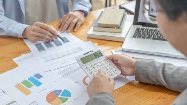 Beyin fırtınası ekibi, pazarlamacılar ve finans muhasebecileri müşteri ihtiyaçlarını karşılamak için stratejiler planlamak, iş verilerini, toplantıları veya iş danışmanlıklarını analiz etmek için grafikler kullanmak gibi konuları tartışıyorlar..