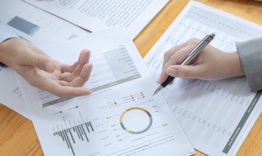 Beyin fırtınası ekibi, pazarlamacılar ve finans muhasebecileri müşteri ihtiyaçlarını karşılamak için stratejiler planlamak, iş verilerini, toplantıları veya iş danışmanlıklarını analiz etmek için grafikler kullanmak gibi konuları tartışıyorlar..