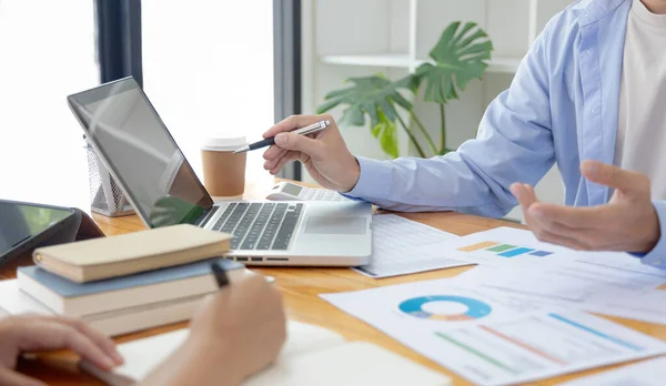 Brainstorming Team Vermarkter Und Finanzbuchhalter Diskutieren Und Analysieren Diagramme Strategien — Stockfoto