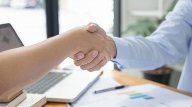 İş dünyası kişiliği el sıkışması, Asyalı kadınlar Avrupalı erkek yatırımcılarla ortaklık, dostluk ilişkisi, işaret dili selamları, iş görüşmelerinden ötürü tebrik ediyor.